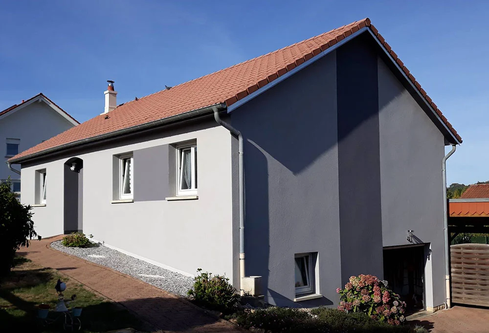 Maison à la façade rénovée gris clair
