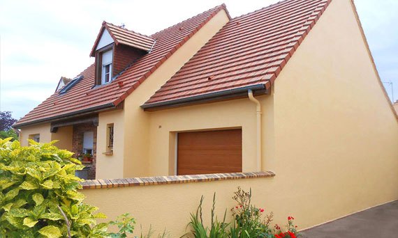 Maison à l'enduit de façade beige, avec toiture en tuiles