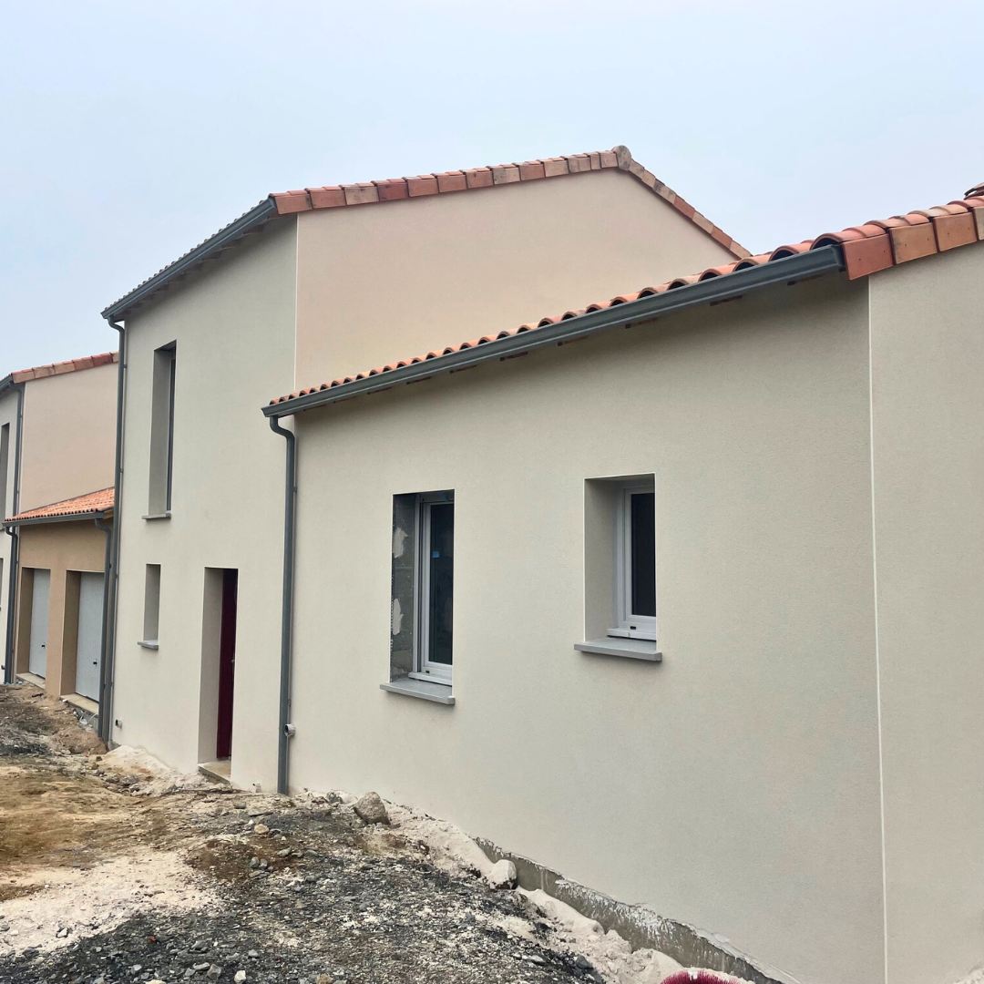 Gouttières et descentes anthracite sur une maison neuve